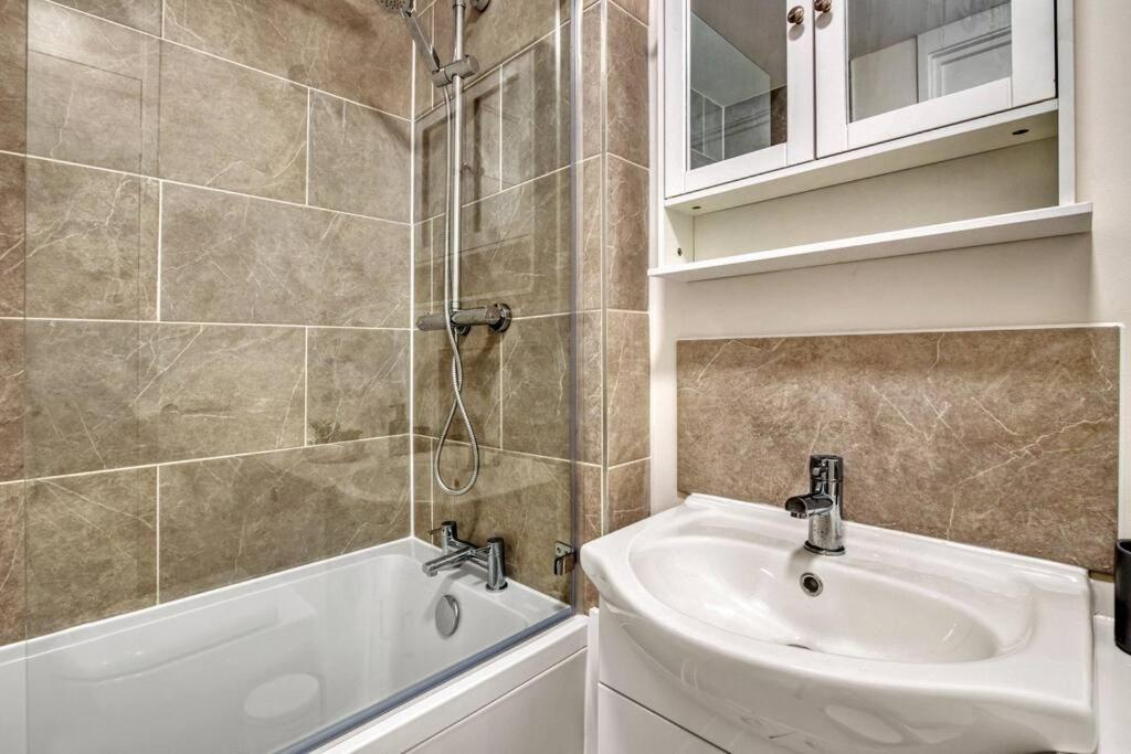 Апартаменты Hidden Gem In Battersea W/ Free Parking Лондон Экстерьер фото